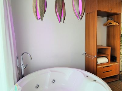 habitacion-de-hotel-con-jacuzzi-en-valencia-hotel-gabbeach-habitacion-de-hotel-con-vistas-al-mar-en-valencia